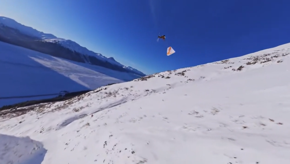 穿越机追拍跳伞艺高人胆大