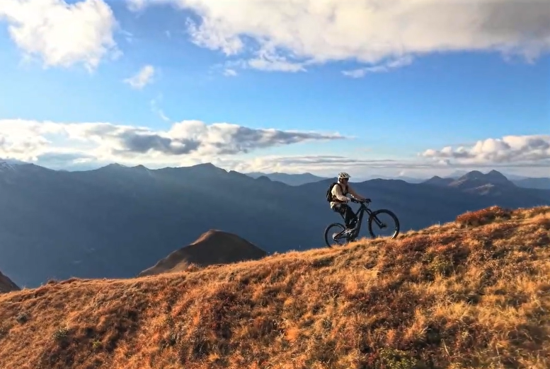 无人机跟拍山地骑行